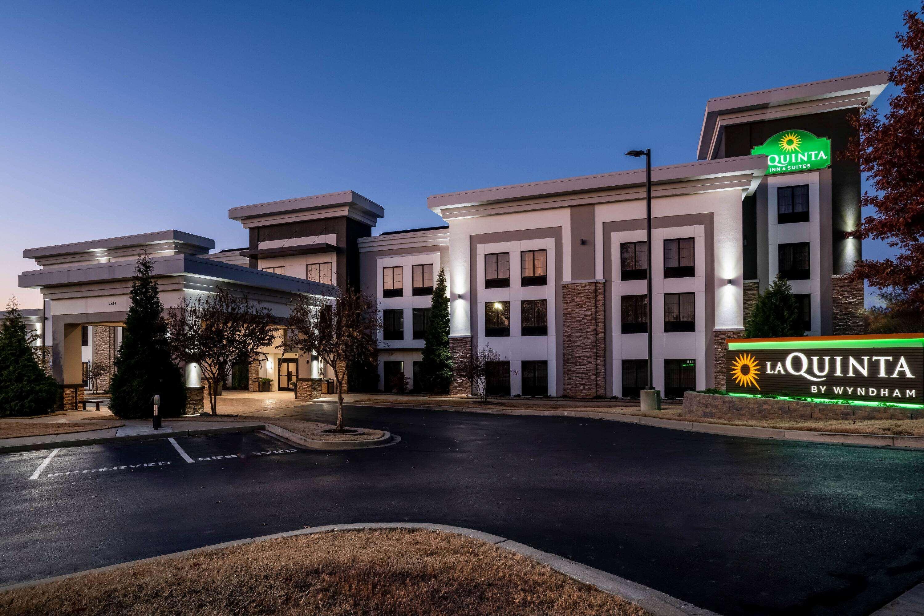 La Quinta By Wyndham Wolfchase Hotel
