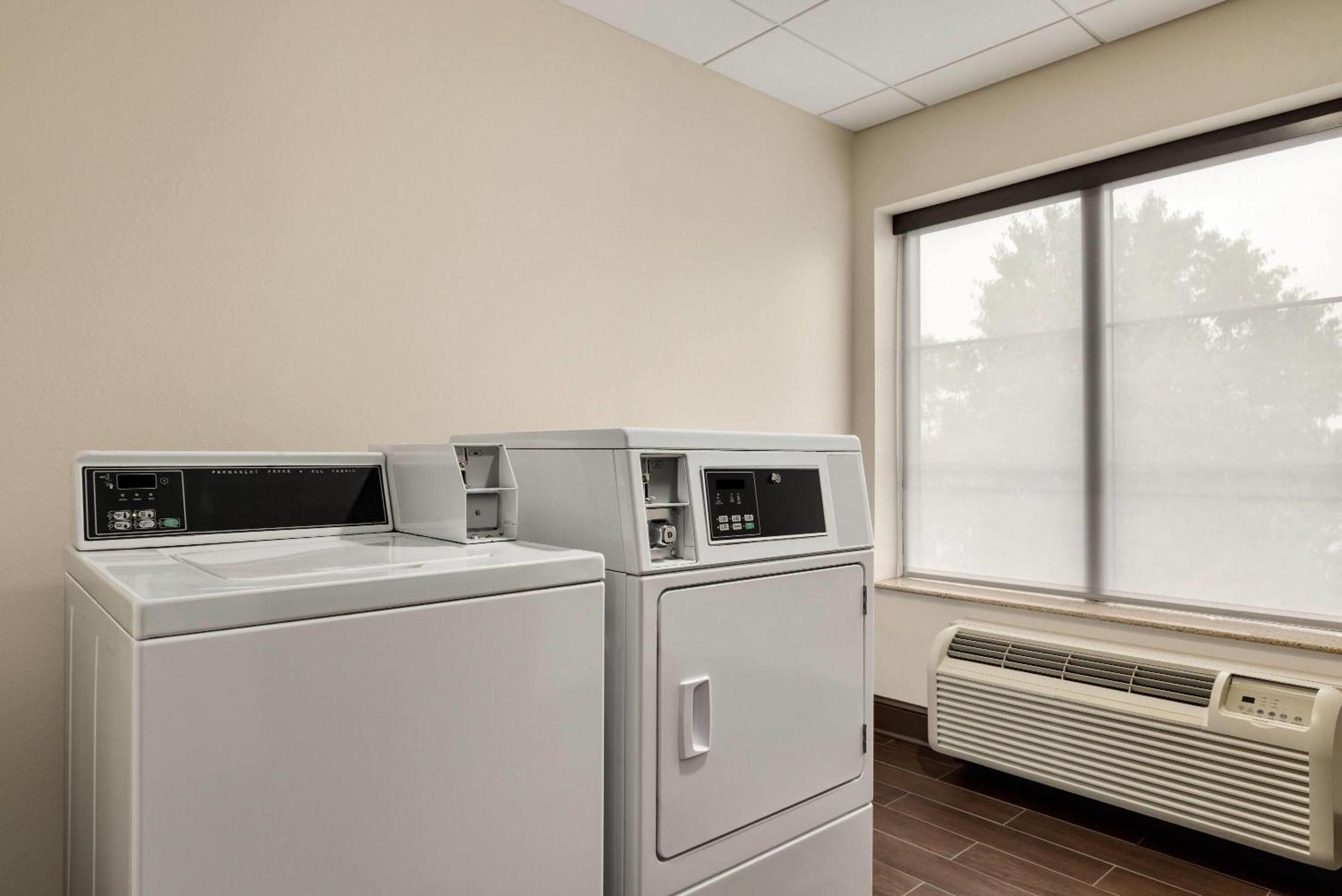 La Quinta By Wyndham Wolfchase Hotel 3*