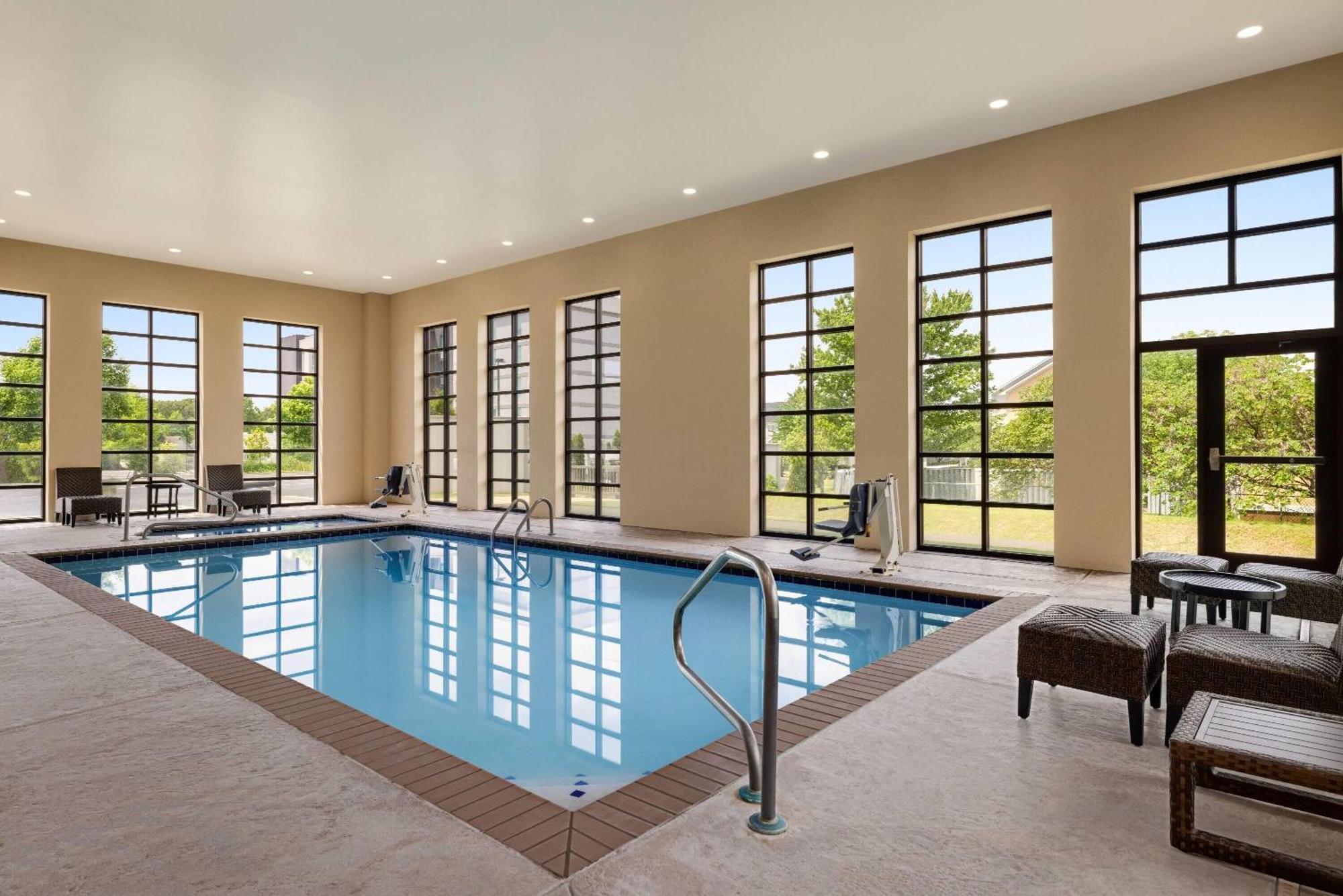 La Quinta By Wyndham Wolfchase Hotel