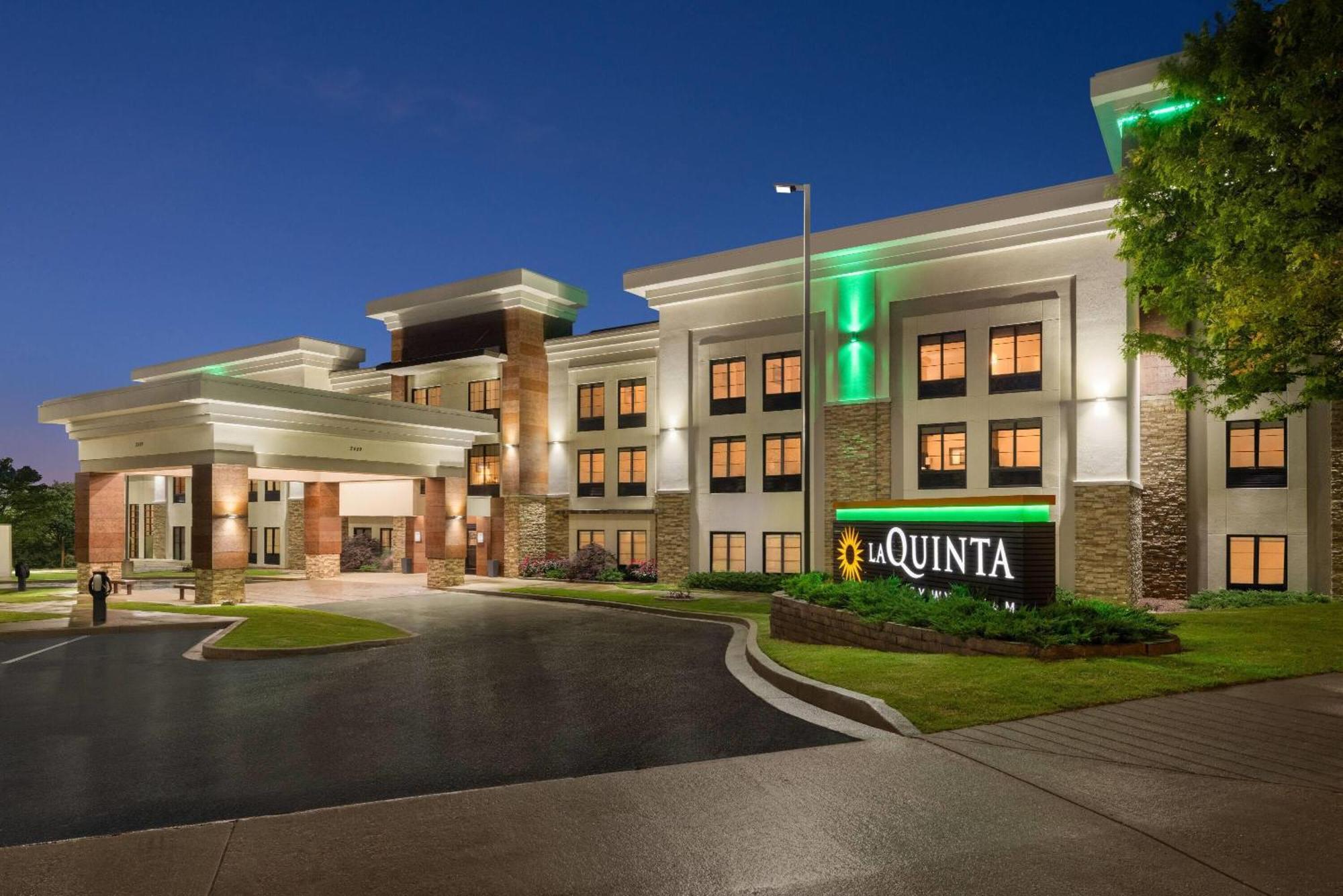 La Quinta By Wyndham Wolfchase Hotel